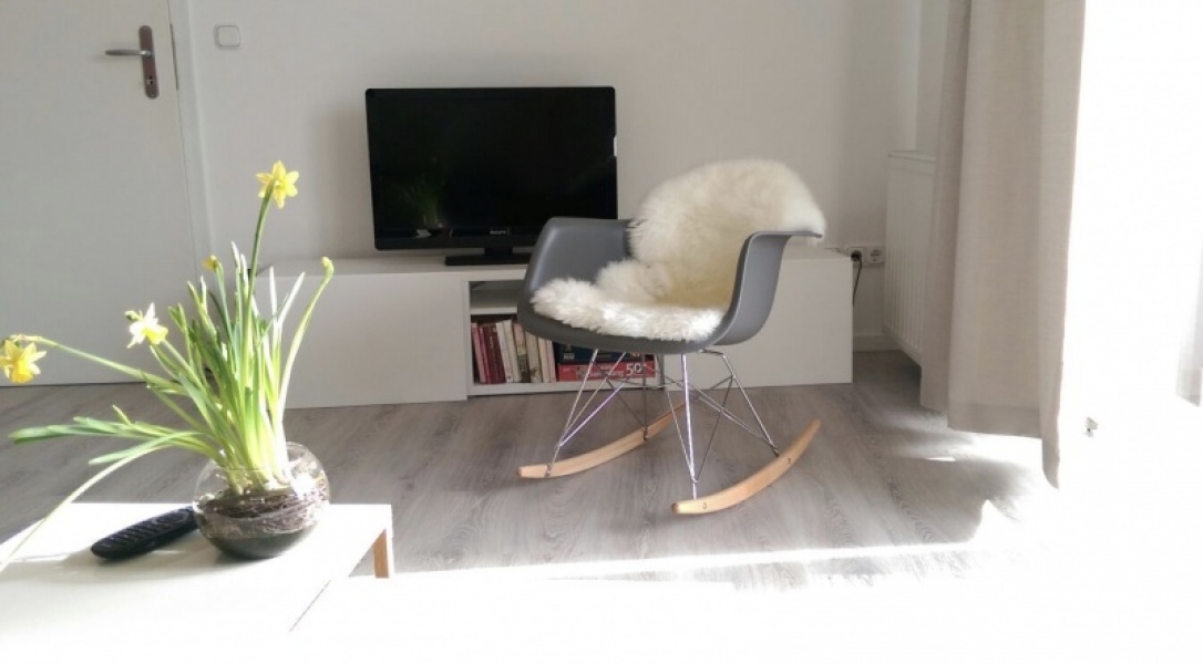 Neuer Laminatboden, Schaukelstuhl und Flachbildschirm.