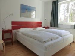 Schlafzimmer mit Laminatboden 